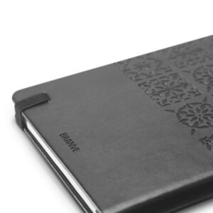 CADERNO EXECUTIVO  – Caderno A5 com capa rígida em imitação de pele com 128 folhas pautadas no seu interior.
